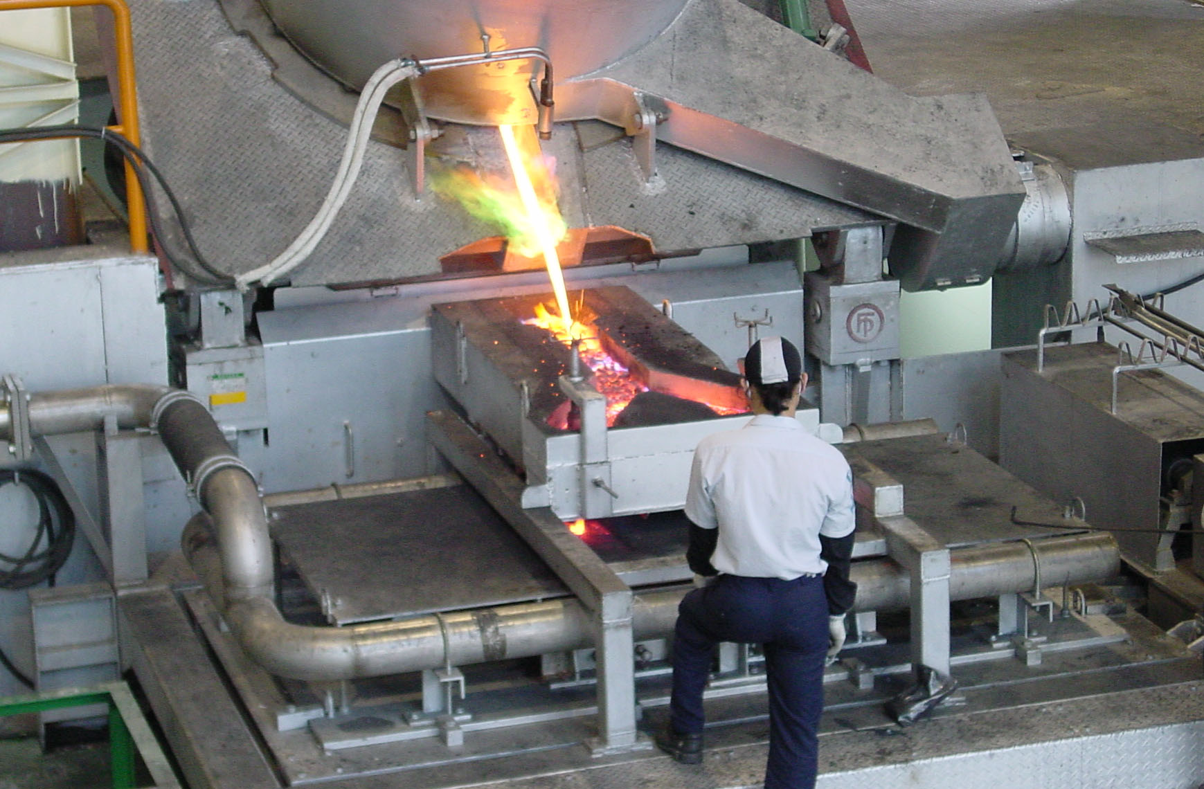Vertical hydraulic semi-continuous casting machine