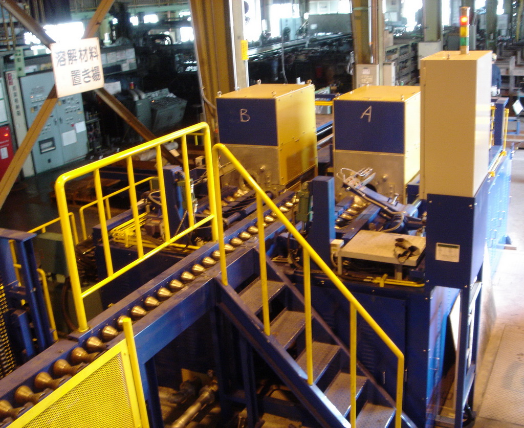 Low-frequency double-chamber induction heating furnace