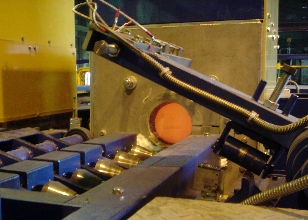Low-frequency double-chamber induction heating furnace